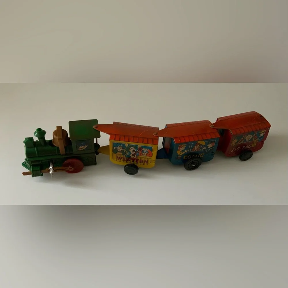 Vintage RUSS Wind-Up Tin Train with Green Locomotive and Red Wheels - Picture 5 of 8